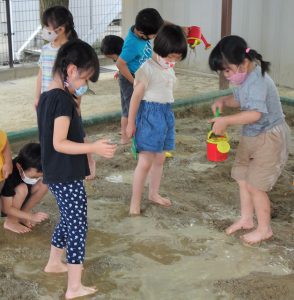 泥んこあそび（年中組・年少組）