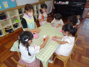 お店屋さんごっこの準備（年中組）