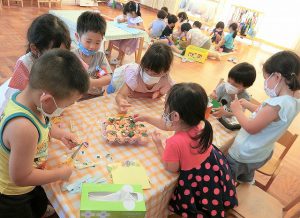 お店屋さんごっこの準備（年中組）