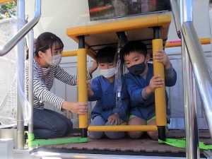防災指導車「防サイ君」体験（年長組・年中組）