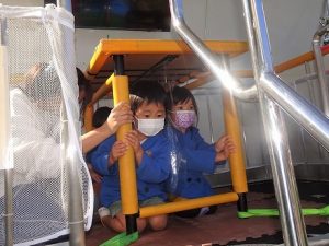 防災指導車「防サイ君」体験（年長組・年中組）