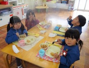 年長組さんの給食のお手伝い
