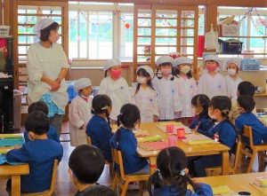 年長組さんの給食のお手伝い