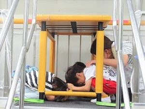 防災指導車「防サイ君」体験訓練（年長組・年中組）