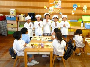 年長組さんの給食のお手伝い