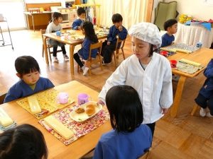 年長組さんの給食のお手伝い