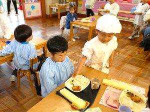 年長組さんの給食のお手伝い
