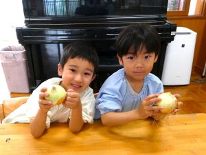 野菜洗い・皮むき（年長組）