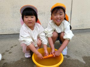 野菜洗い・皮むき（年長組）