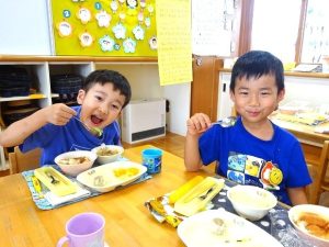 夏野菜の収穫（年長組）